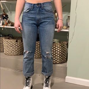 Levi mom jeans just to big